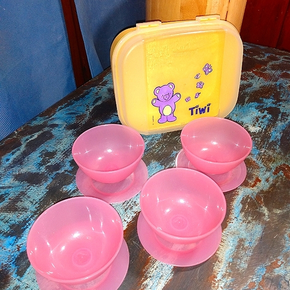 Tupperware - Picture 1 of 2